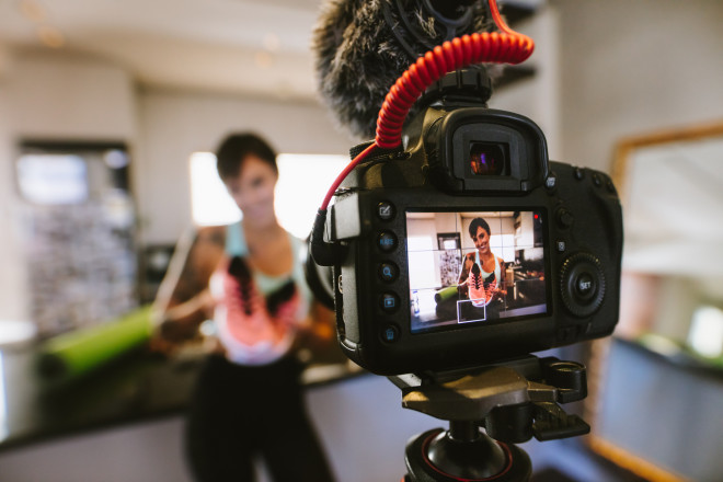 Influencer im Stress: Einen Abend kein Produkt in die Kamera halten Influencer im Stress: Einen Abend kein Produkt in die Kamera halten