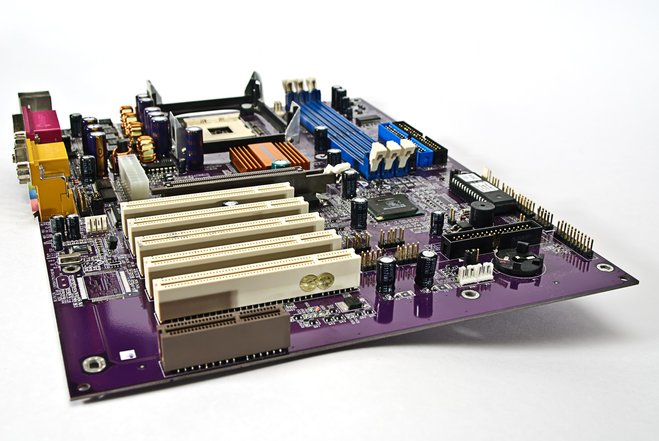 Ein Mainboard mit vielen Steckplätzen Ein Mainboard mit vielen Steckplätzen