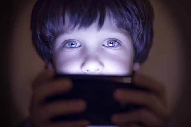 What restrictions should apply to kids‘ cellphones?